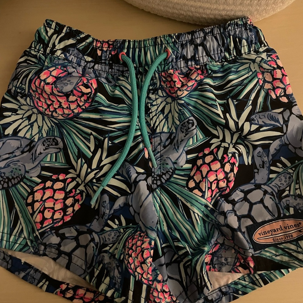Vineyard Vines Women's Tropical Print Athletic Shorts - Black and Green